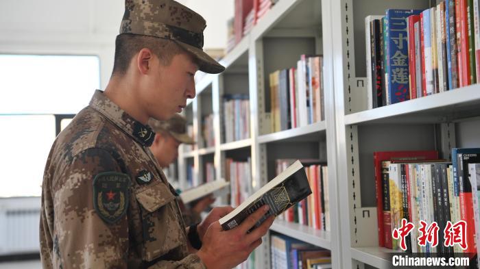 社會(hui) 愛心人士千裏送書(shu) 4000餘(yu) 冊(ce) 西藏阿裏邊防戰士獲贈“精神食糧”