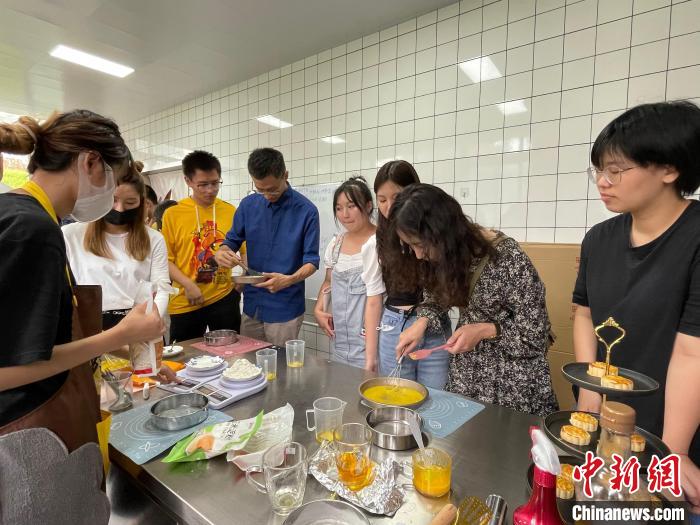 川台青年東(dong) 坡故裏吟詩作對共迎中秋佳節