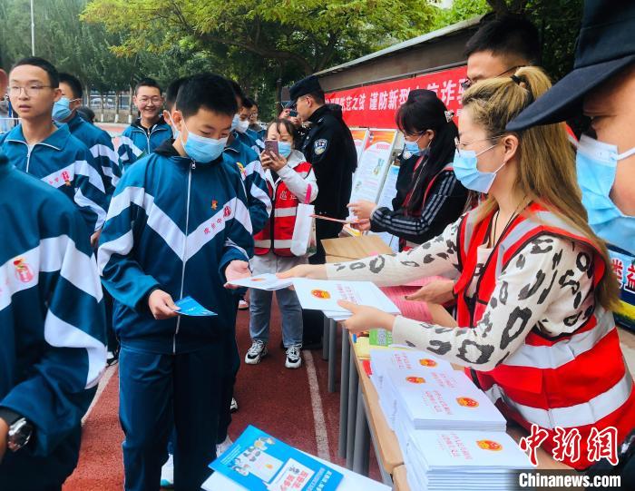 圖為(wei) 西寧市法製宣傳(chuan) 進校園。　西寧市城西區供圖
