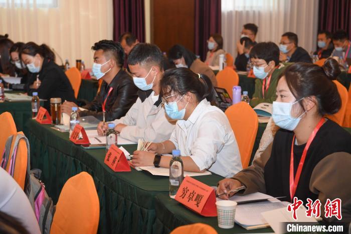 圖為(wei) 第十五期全國預防青少年違法犯罪工作理論與(yu) 務實高級研修班學員正在上課。　貢嘎來鬆 攝