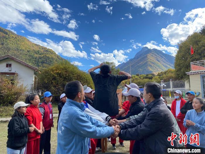 圖為(wei) 學生們(men) 在西藏巴鬆措青少年活動營地開展趣味活動。　西藏青少年實踐教育基地供圖