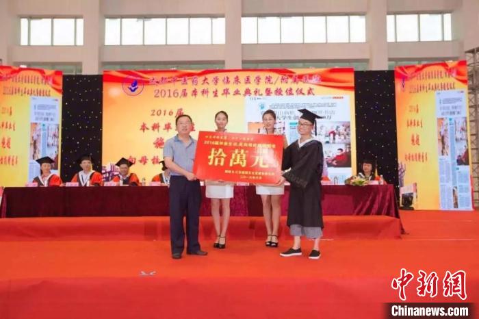 四川“90後”小夥(huo) 勵誌擺攤創業(ye) 成功向母校捐贈300萬(wan) 元