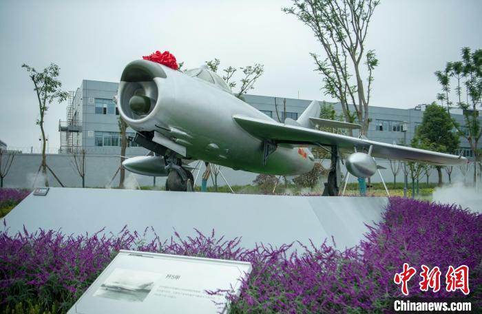 園林式戰鬥機博物館內(nei) 展示的“殲5甲”飛機。　劉忠俊 攝