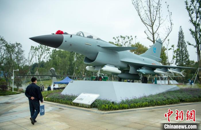 園林式戰鬥機博物館內(nei) 展示的“殲10C”飛機。　劉忠俊 攝