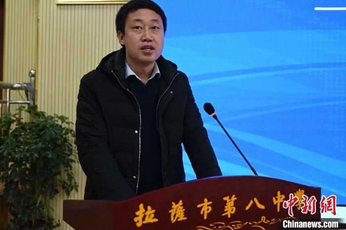 圖為(wei) 城關(guan) 區委副書(shu) 記、區委教育工作領導小組組長汪鋒致辭。　趙朗 攝