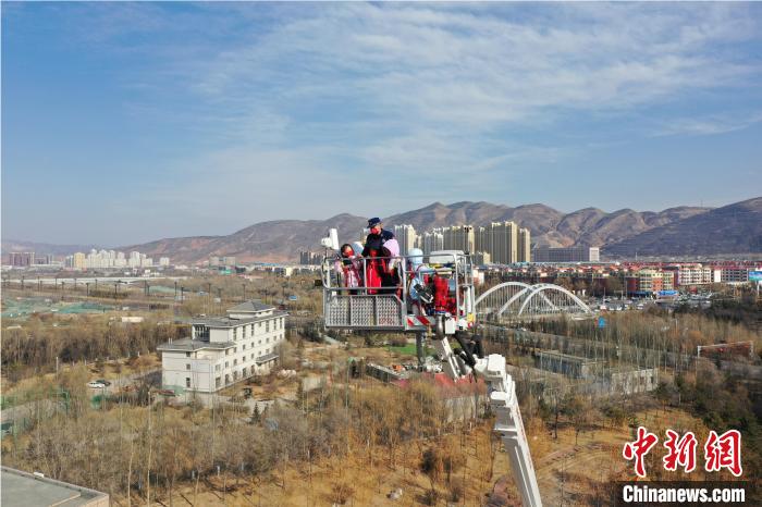 圖為(wei) 小朋友在消防員的陪同下，體(ti) 驗78米登高平台消防車。　楊龍建 攝