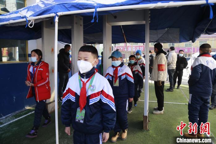 圖為(wei) 學生測量體(ti) 溫後進入校園。　馬銘言 攝