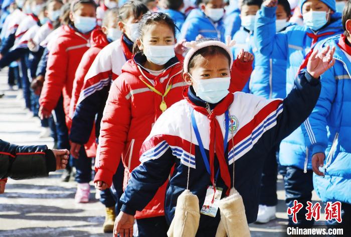 圖為(wei) 學生跳起歡快的藏族舞蹈迎接新學期。　馬銘言 攝