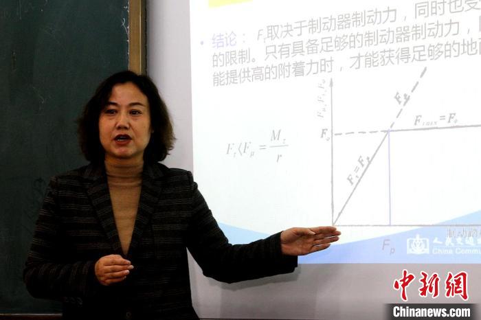 圖為(wei) 李富香給學生上理論課。(資料圖) 青海省教育廳供圖
