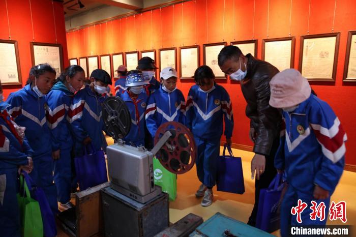 資料圖為(wei) 玉樹市第四完小學生參觀鑄牢中華民族共同體(ti) 意識主題展。　胡貴龍 攝