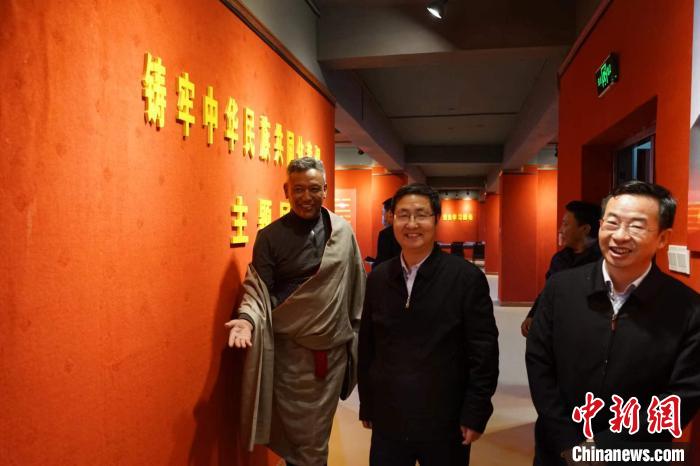 資料圖為(wei) 參觀鑄牢中華民族共同體(ti) 意識主題展。　胡貴龍 攝