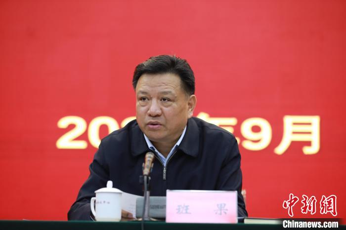 圖為(wei) 青海省委常委、統戰部部長班果出席會(hui) 議並講話。　胡貴龍 攝