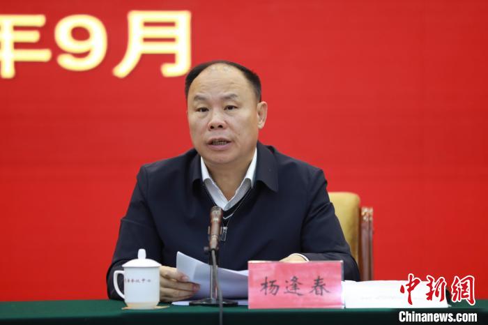 圖為(wei) 青海省副省長楊逢春主持會(hui) 議並講話。　胡貴龍 攝