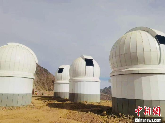 圖為(wei) 南京大學時域天文台望遠鏡圓頂安裝完畢。　冷湖科創園區管委會(hui)  供圖