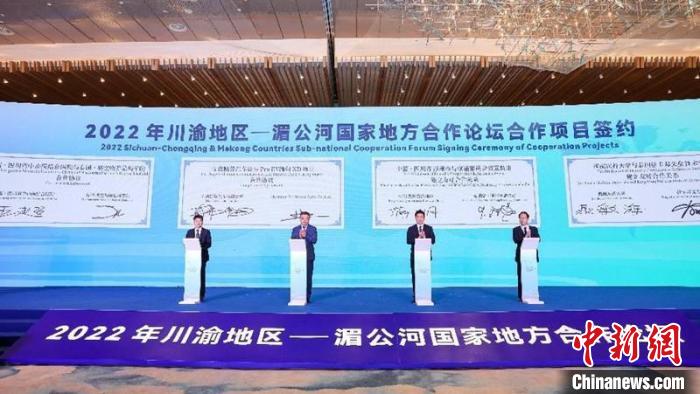 多個(ge) 項目集中簽約。王宇 攝