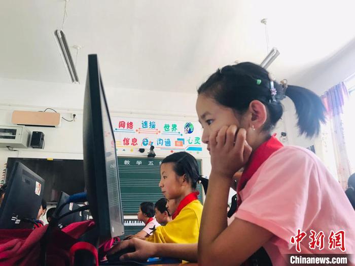甘肅臨(lin) 夏推15年免費教育已10年：對教育的期待不止有學上