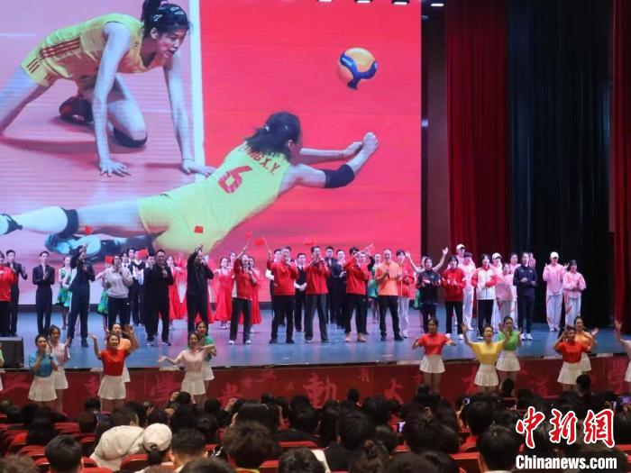 2023年全國青少年女排集訓閉幕式現場。　天津體(ti) 育學院供圖