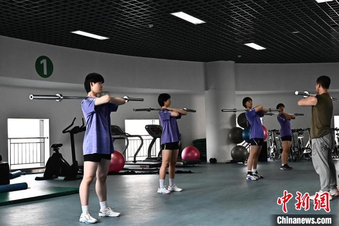 圖為(wei) 全國青少年女排在天津進行集訓。　天津體(ti) 育學院供圖
