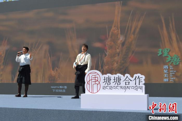 “康巴漢子”現場獻唱。　朱淩捷 攝