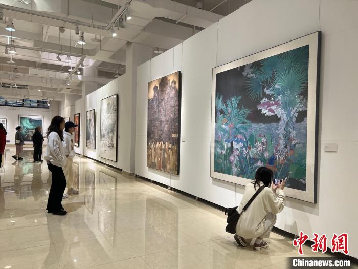 圖為(wei) 全國青年教師中國畫學術邀請展吸引學生觀展。　鍾旖 攝
