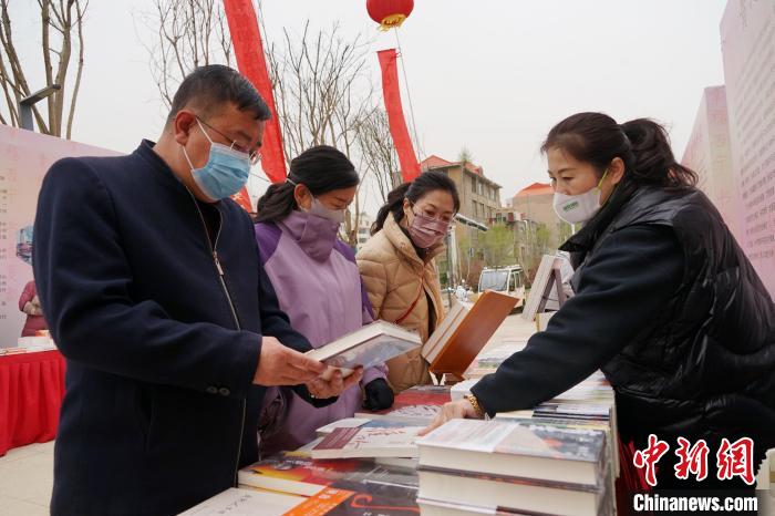 圖為(wei) 民眾(zhong) 在活動現場購書(shu) 。　馬銘言 攝
