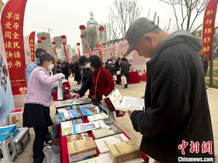 圖為(wei) 民眾(zhong) 在活動現場讀書(shu) 、購書(shu) 。　李雋 攝