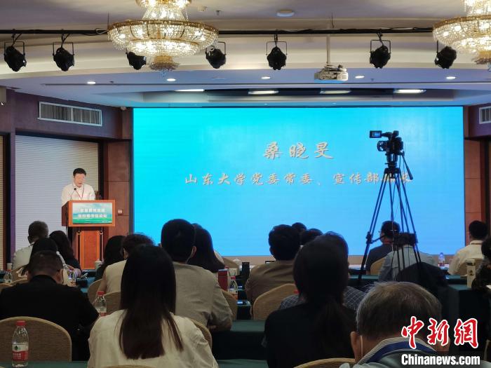 山東(dong) 大學黨(dang) 委常委、宣傳(chuan) 部部長桑曉旻在現場致辭。　王采怡 攝