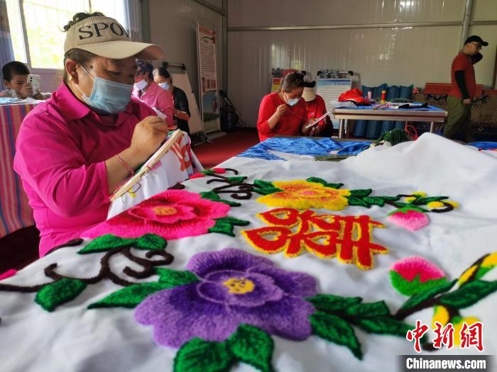 圖為(wei) 婦女製作青繡。　張添福 攝