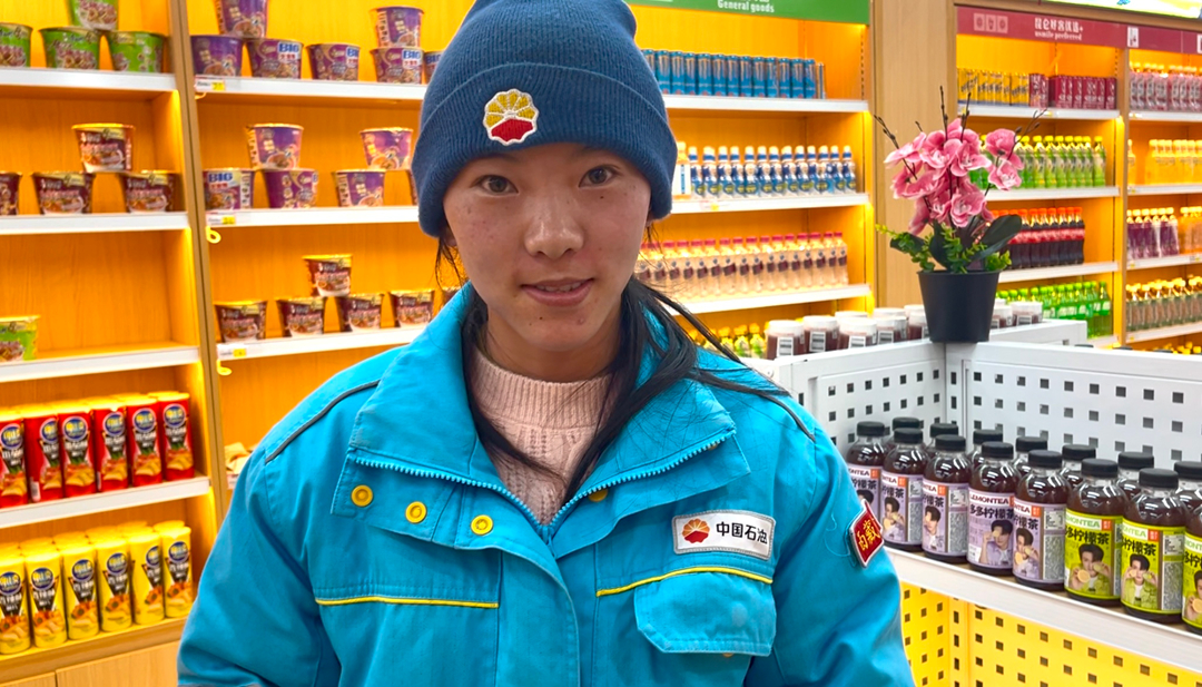 00後員工桑旦卓瑪在便利店值班。呂殿傑攝