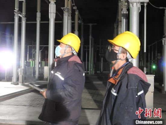 圖為5月10日淩晨，國網青海檢修公司柴達木換流站運維人員在進行柴拉直流係統停電操作。　姚曉英 攝