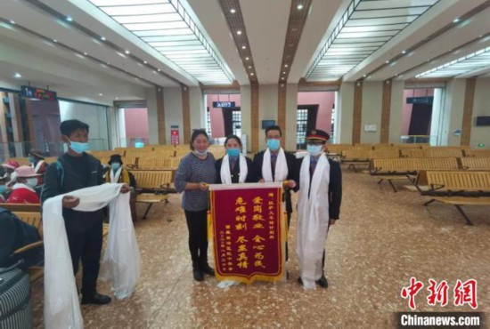 西藏18名先心病患兒(er) 乘火車赴內(nei) 地接受手術治療