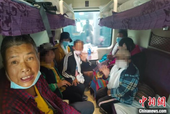 圖為(wei) 乘坐Z266次列車的西藏先心病患兒(er) 和陪同人員。拉薩車站 供圖