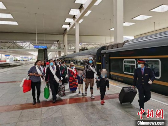 圖為(wei) 拉薩車站工作人員為(wei) 西藏先心病患兒(er) 和陪同人員提供“綠色”接力幫扶，並開通了專(zhuan) 門通道，讓他們(men) 快速進站上車。拉薩車站 供圖