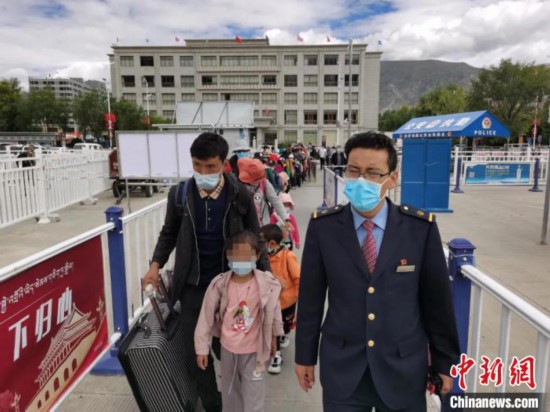 圖為(wei) 拉薩車站工作人員為(wei) 西藏先心病患兒(er) 和陪同人員提供“綠色”接力幫扶，並開通了專(zhuan) 門通道，讓他們(men) 快速進站上車。拉薩車站 供圖