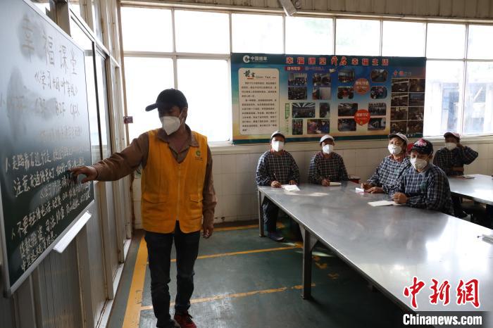 四川煙葉複烤助推涼山脫貧攻堅“幸福課堂”等穩彝族工人就業(ye) 