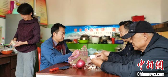 圖為(wei) 扶貧路上“臨(lin) 時一家人”準備午餐。　魏建軍(jun)  攝