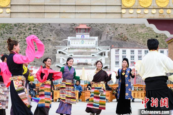 圖為西藏昌都市洛隆縣易地搬遷安置點阿托卡小康示範新村村民載歌載舞慶脫貧(資料圖)。　何蓬磊 攝