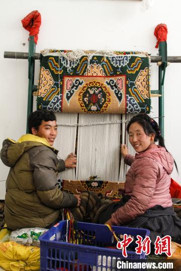 圖為(wei) 1月15日，在日喀則市謝瑪氆氌農(nong) 村合作社，拉孜村一對夫婦在編織卡墊(資料圖)。　趙朗 攝