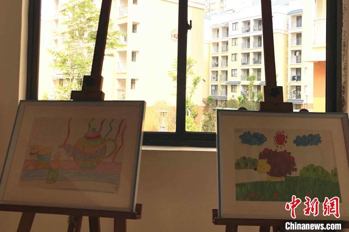 圖為(wei) 會(hui) 澤縣城易地扶貧搬遷點一所小學內(nei) 擺放著的學生畫作。　繆超 攝