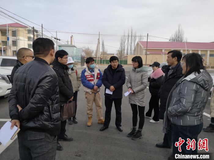 圖為(wei) 青海大學工作人員正在現場考察該項目進行情況。　李江寧 攝