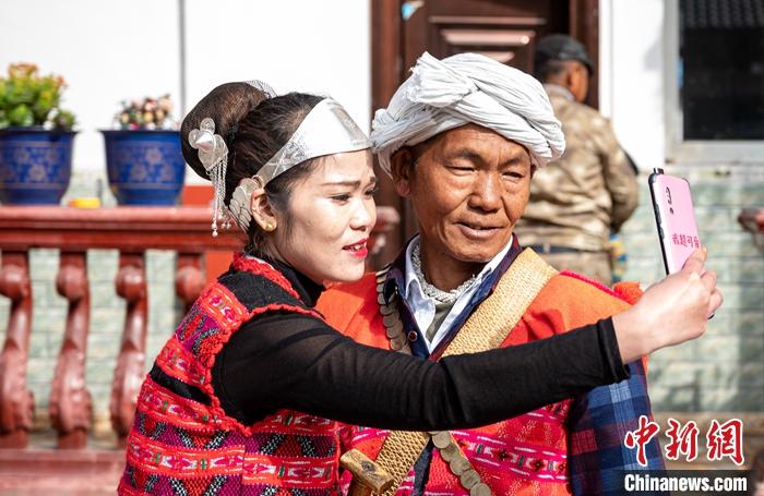 1月30日，僜人苦梅夏與(yu) 女兒(er) 在家中自拍。<a target='_blank' href='https://www.chinanews.com/'><p  align=