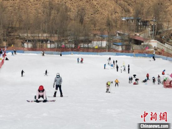 圖為(wei) 春節期間，青海當地群眾(zhong) 開展冰雪運動。青海省文化和旅遊廳供圖