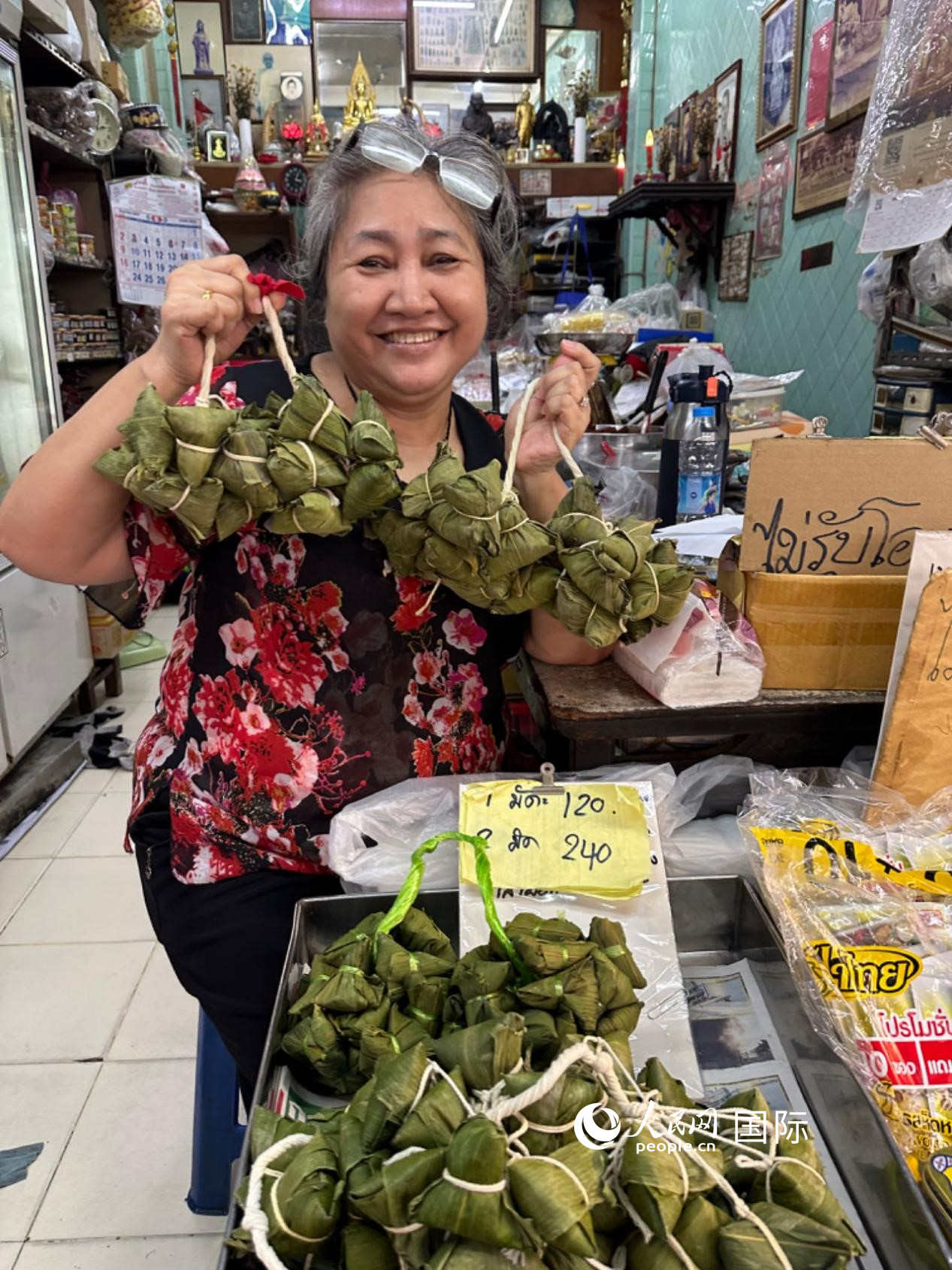 商家向顧客介紹“吉掌”（粽子的一種，一串一串，個(ge) 頭較小）。人民網記者 簡承淵攝