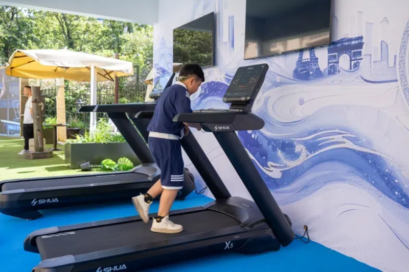小朋友在智慧體(ti) 育公園體(ti) 驗跑步機。巴黎