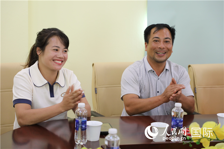 越南沙巴市黃連寄宿製民族小學老師阮氏秋姮、阮文享。人民網記者簡承淵攝