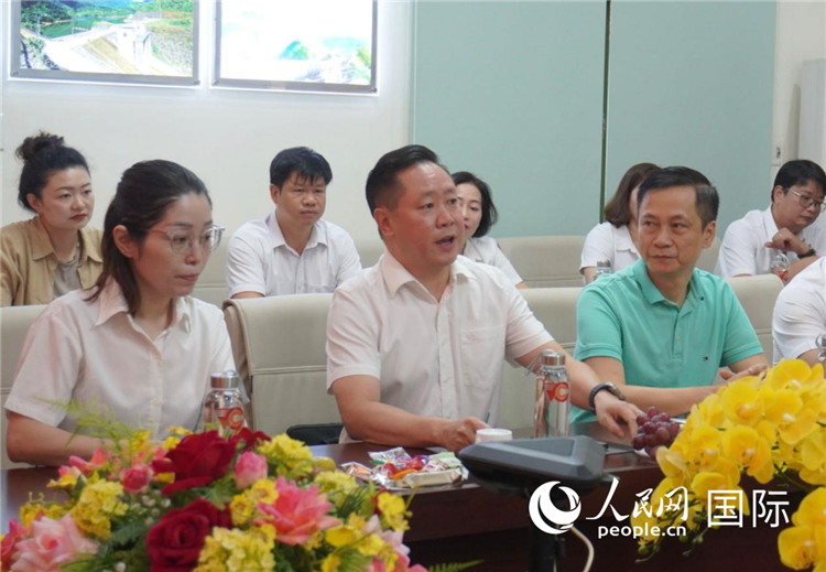 越中電力公司董事長李誌雄（前排左二）介紹越南電力情況。葛沙莎攝