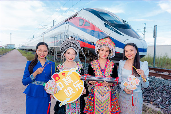 中老鐵路兩(liang) 國員工一起參加中秋活動。旺·洛拉勒攝