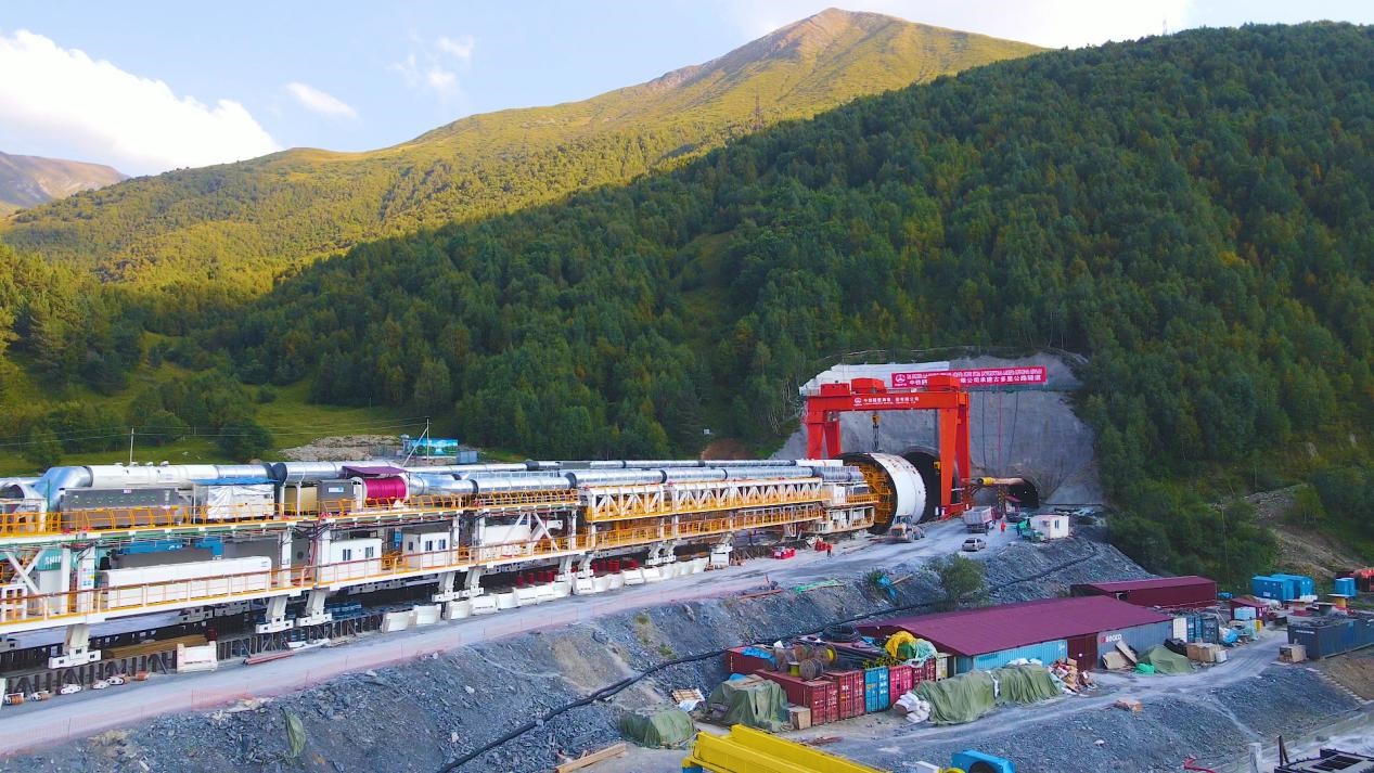 “高加索號”單護盾硬岩掘進機（TBM）。中鐵隧道局格魯吉亞(ya) KK公路隧道項目部供圖