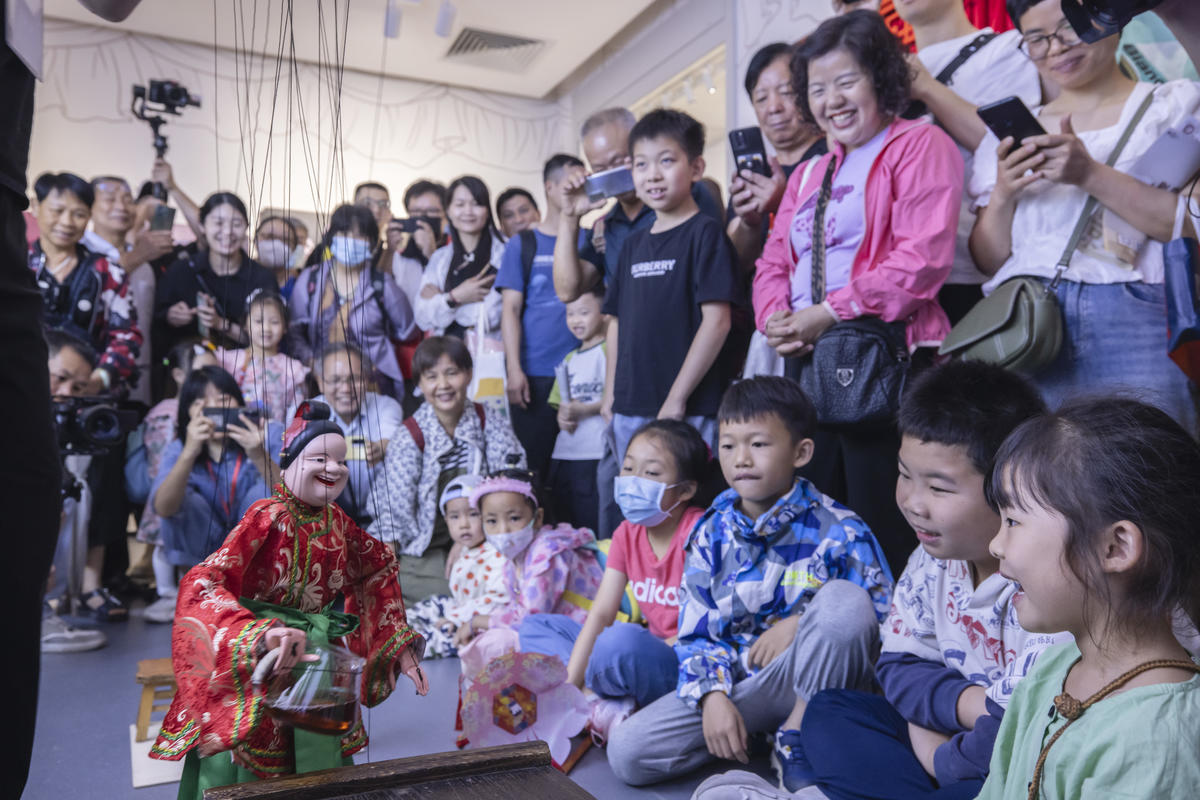 5月1日，廣州市白鵝潭大灣區藝術中心非物質文化遺產(chan) 館內(nei) ，精彩的梅縣提線木偶戲表演吸引了眾(zhong) 多遊客駐足觀賞。 來源：人民圖片網