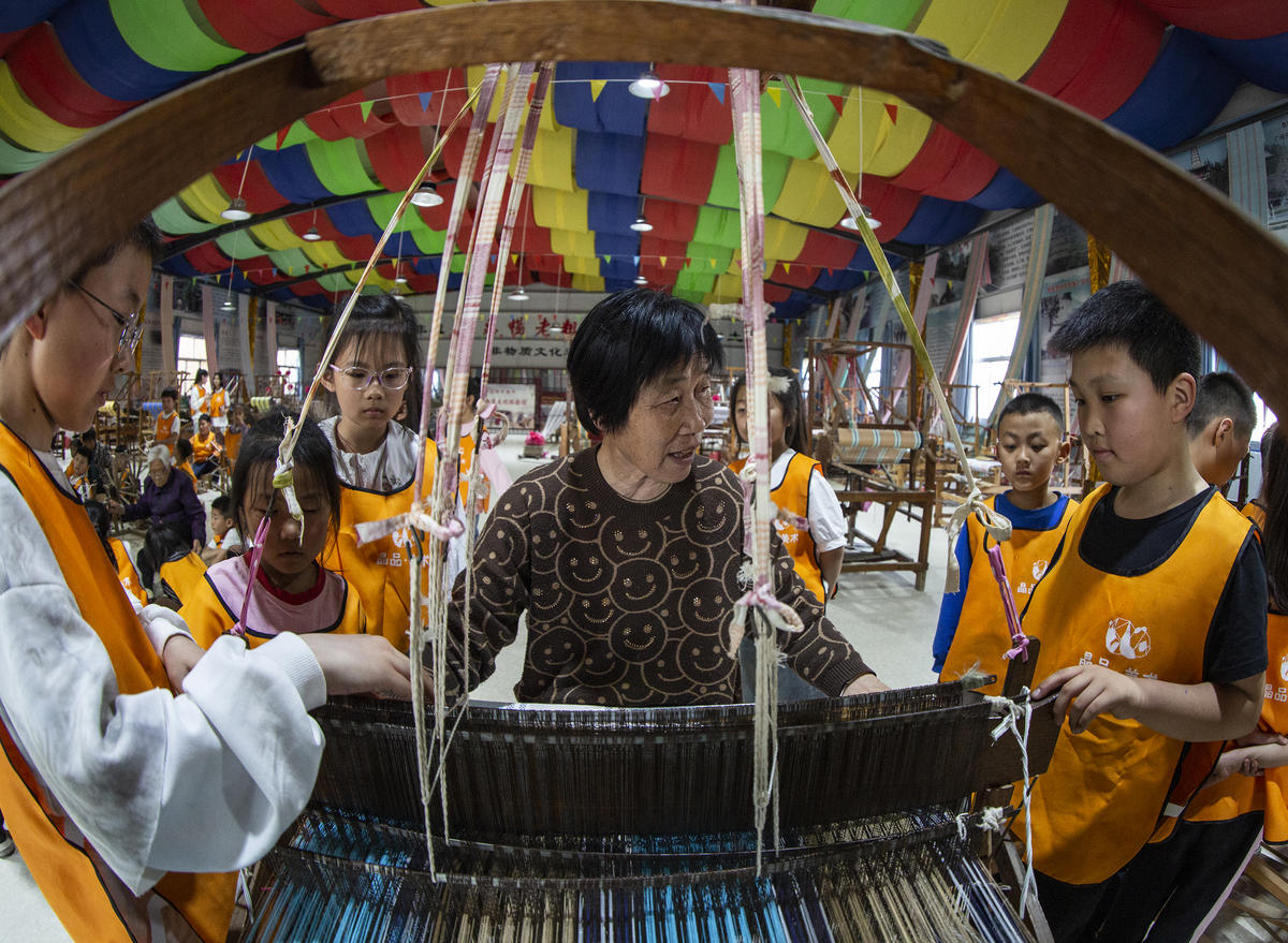 5月1日，在山西省永濟市開張鎮東(dong) 開張村的惠暢土布文化園，土布製作技師教遊客織布技藝。 來源：人民圖片網